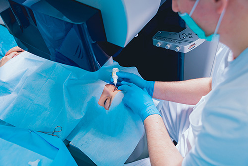lasik eye surgery being performed by an ophthalmologist 
